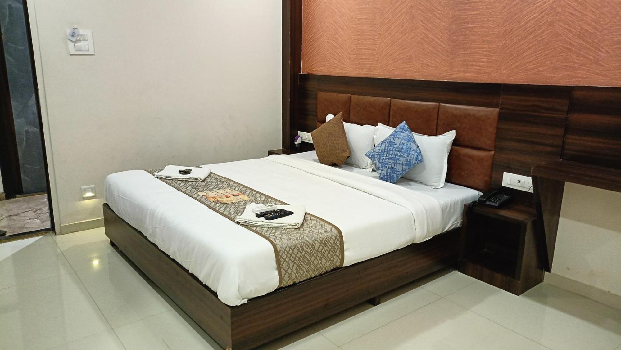 Hotel Bkc Anex Near Bandra Kurla Complex Мумбай Екстериор снимка